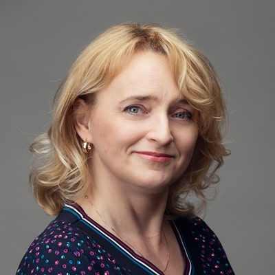 zdjęcie portretowe kobiety w blond, pofalowanych włosach