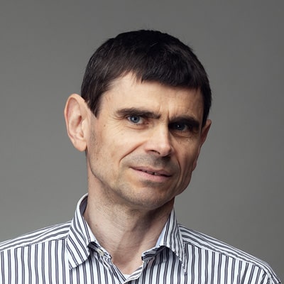 zdjęcie portretowe mężczyzny z ciemnymi oczami, szerokimi brwiami