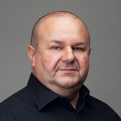 zdjęcie portretowe mężczyzny z łysą głową i owalną twarzą