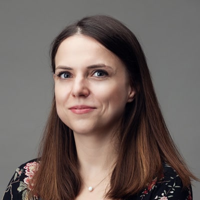 zdjęcie portretowe młodej kobiety z pięknym uśmiechem, z brązowymi oczami i ciemnymi oczami