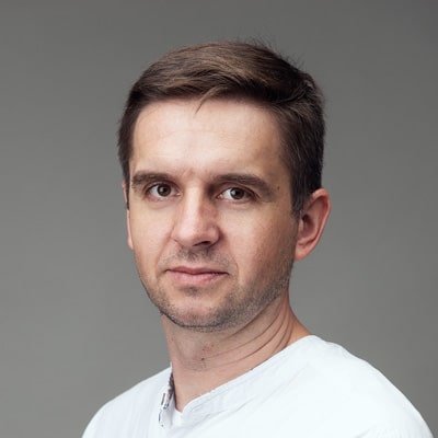 zdjęcie portretowe młodego mężczyzny o ciemnych oczach i gęstych, brązowych włosach