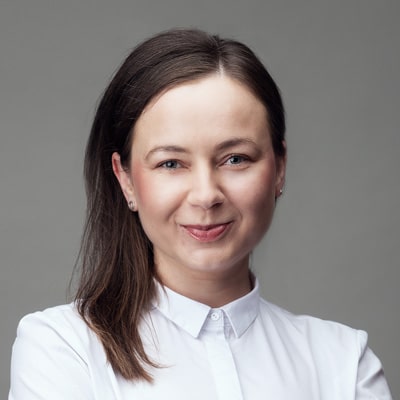zdjęcie portretowe uśmiechniętej kobiety, w ciemnych włosach średniej długości