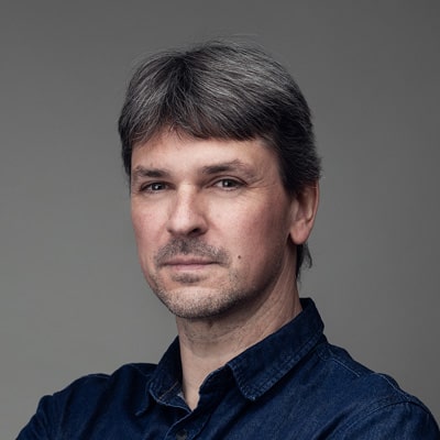 zdjęcie portretowe mężczyzny z ciemnymi, gęstymi włosami i lekkim zarostem