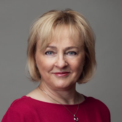 zdjęcie portretowe kobiety w czerwonej bluzce i krótkich blond włosach, z czerwoną szminką na ustach