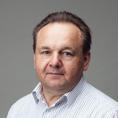 zdjęcie portretowe mężczyzny z pogodnym, spokojnym wyrazem twarzy