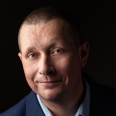Tomasz Łuczon zdjęcie portretowe mężczyzny, w ciemnych włosach, krótko obstrzyżonego