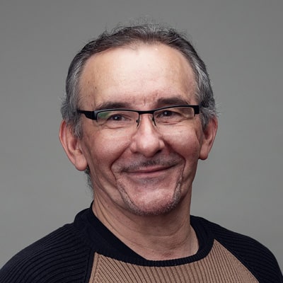zdjęcie portretowe uśmiechnietego mężczyzny w średnim wieku, w okularach