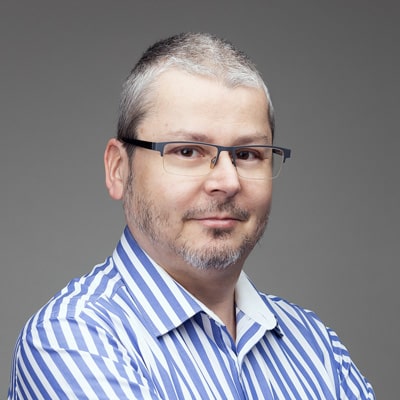 zdjęcie portretowe mężczyzny w okularach o krótkich siwych włosach