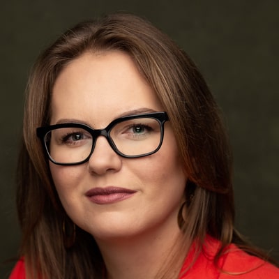 Jowita Franz zdjęcie portretowe młodej jeszcze kobiety w okularach, z włosami średniej długości
