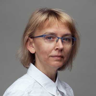 zdjęcie portretowe szczupłej kobiety w okularach z niebieskimi, cienkimi oprawkami