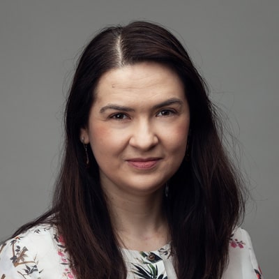 zdjęcie portretowe kobiety w długich, ciemnych, gęstych włosach