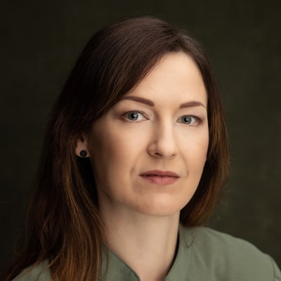 Dorota Gałaj zdjęcie portretowe kobiety z długimi ciemnymi włosami