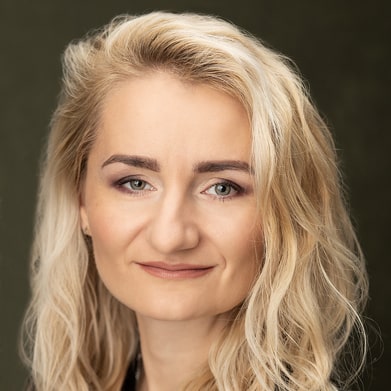 Iwona Baumgart zdjęcie portretowe młodej kobiety, z jasnymi długimi włosami