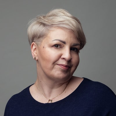 zdjęcie portretowe kobiety w krótkich blond włosach