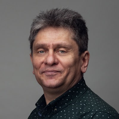zdjęcie portretowe mężczyzny w ciemno-siwych włosach