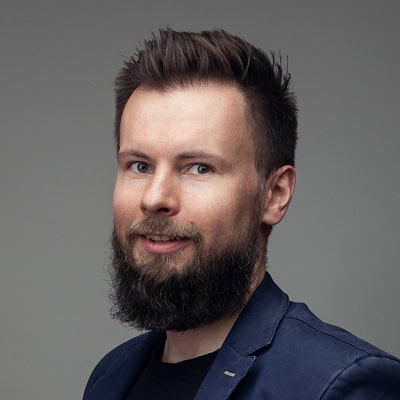 zdjęcie portretowe młodego mężczyzny z ciemnym, gęstym zarostem
