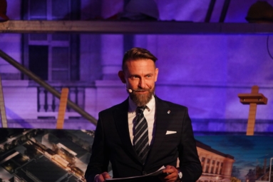 Mężczyzna przemawia