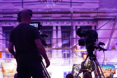 Operator kamery filmuje uroczystość