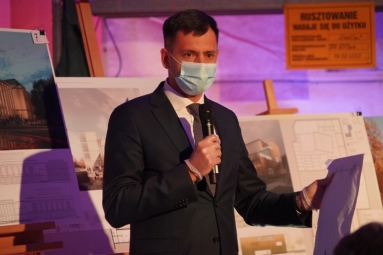 Mężczyzna w maseczce przemawia