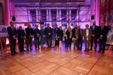 Grupa ludzi pozuje do zdjęcia