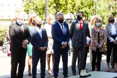 Grupa ludzi słucha przemówienia