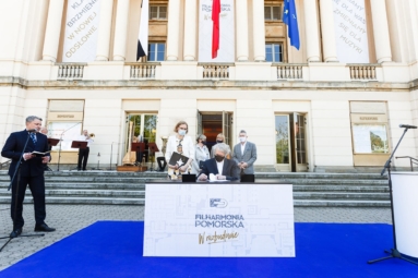 Mężczyzna podpisuje dokumenty