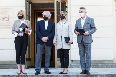 Grupa ludzi stoi przed wejściem filharmonii