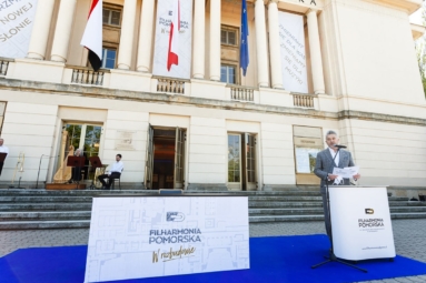 Dyrektor filharmonii przemawia