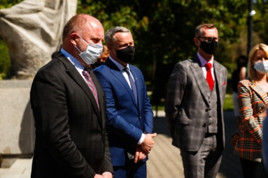 Grupa ludzi słucha przemówinienia