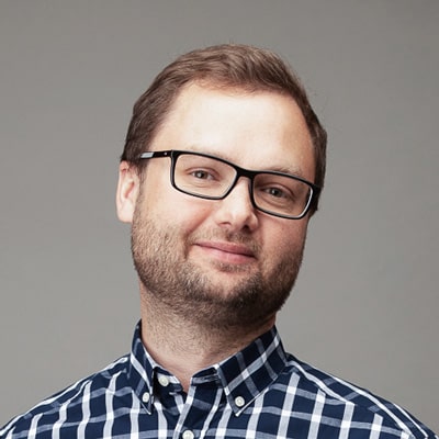 zdjęcie portretowe mężczyzny w koszuli w kratkę, w ciemnych okularach i krótkim zaroście