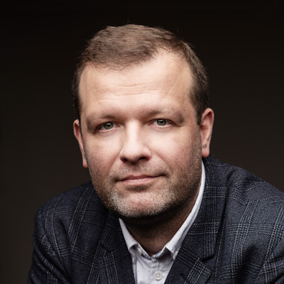 zdjęcie portretowe mężczyzny w średnim wieku, ze spokojnym wyrazem twarzy