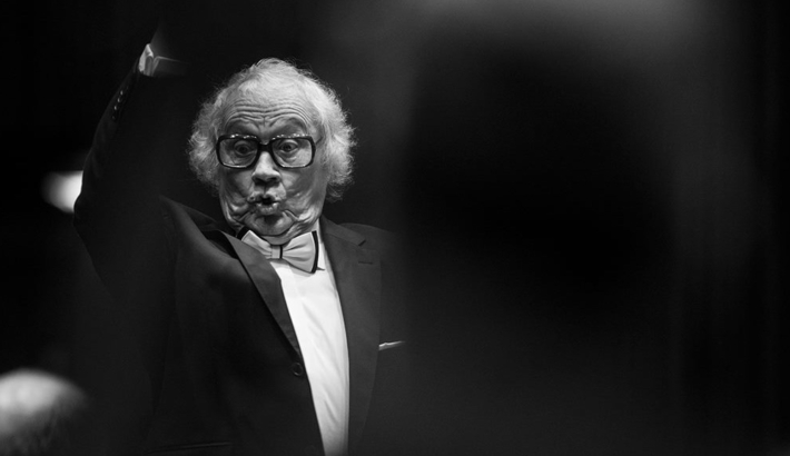 zdjęcie dyrygenta ze śmieszną miną