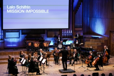 Orkiestra kameralna na estradzie, dyrygent stoi tyłem