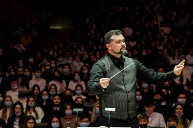 Mężczyzna, dyrygent z batutą w ręku