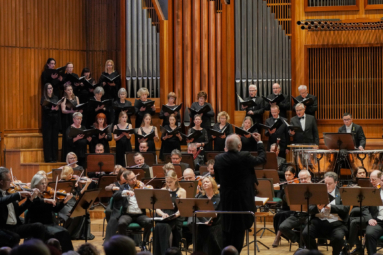 zdjęcie estrady, na której widać chór i muzyków orkiestry