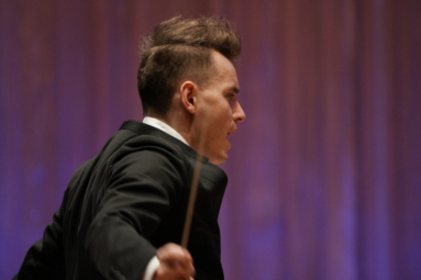 zdjęcie młodego mężczyzny w trakcie dyrygowania