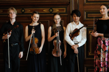 zdjęcie młodych skrzypków, uczniów szkół muzycznych w Bydgoszczy i Toruniu chwile przed koncertem