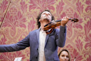 zdjęcie skrzypka w artystycznym uniesieniu spoglądającego w górę