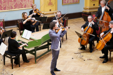 zdjęcie skrzypka grającego koncert z orkiestrą Capella Bydgostiensis