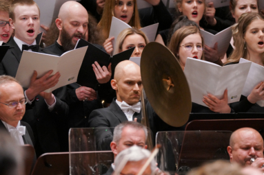 zdjęcie perkusisty uderzającego w czynele