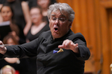 zdjęcie dyrygenta w trakcie prowadzenia koncertu