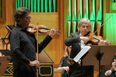 zdjęcie dwóch mężczyzn grających na skrzypcach
