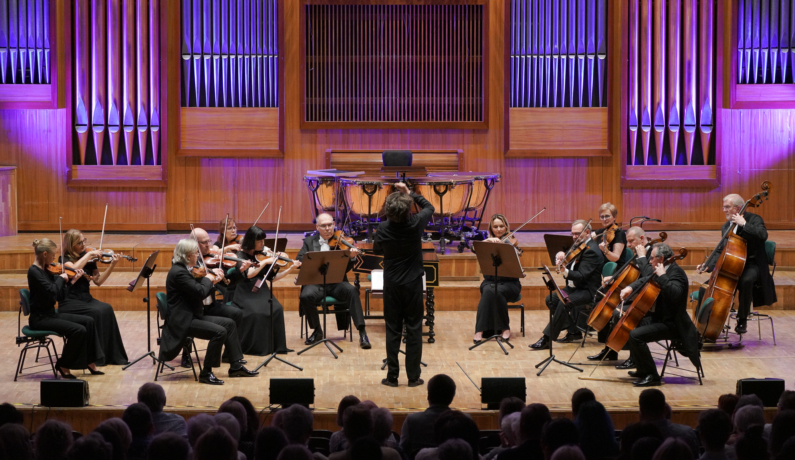 zdjęcie kameralistów capelli bydgostiensis na estradzie filharmonii