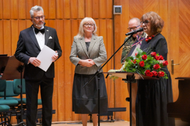 Katarzyna Popowa-Zydroń w towarzystwie dyrektora Macieja puto, przemawiająca naestradzie Fp