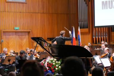 zdjęcie pianisty i orkiestry symfonicznej Fp podczas koncertu