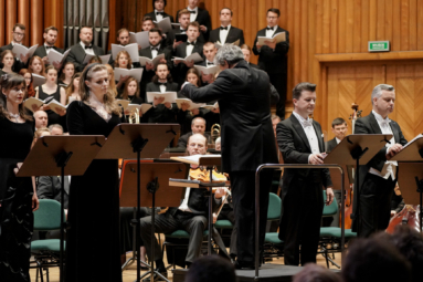 zdjęcie śpiewaków i dyrygenta na estradzie