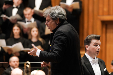 zdjęcie dyrygenta wczuwającego się w muykę