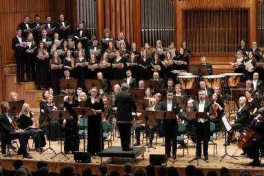 zdjęcie orkiestry, solistów i chóru na estradzie podczas koncertu