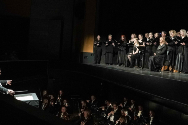 zdjęcie estrady, na której stoi chór, a pod nim, w kanale siedzi orkiestra