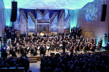 zdjęcie orkiestry symfonicznej na estardzie